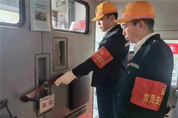 黨員對責任區設備進行檢查.jpg