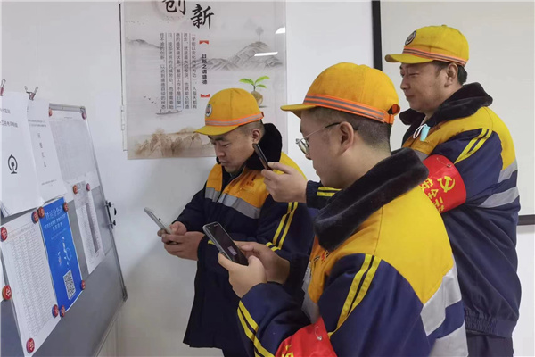 職工參加二維碼調研.jpg