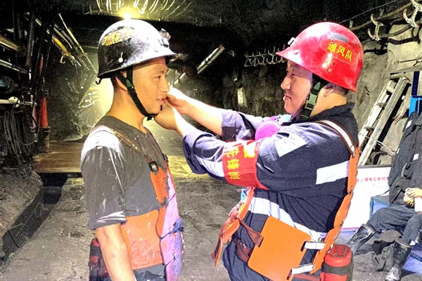 優秀共產黨員紀卜濤_副本.jpg