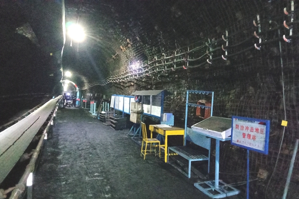 掘進工作面巷道_副本.jpg