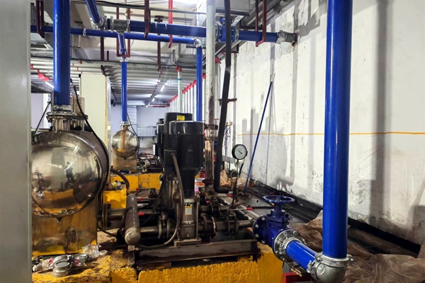 1維修公寓樓老化供水管道 確保職工生活用水_副本.jpg