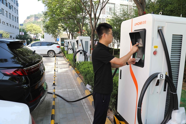 3.新能源車充電樁為職工美好生活“續航”_副本.jpg