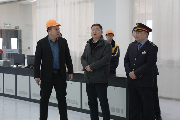 1704263207621151.jpg 調(diào)度室調(diào)研運輸工作_副本.jpg