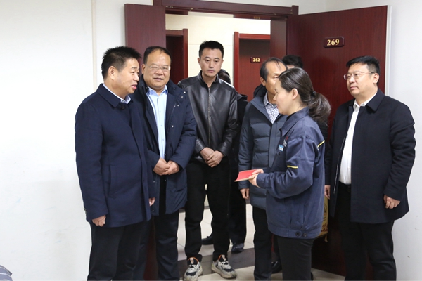 2.慰問困難職工陳麗娜_副本.jpg
