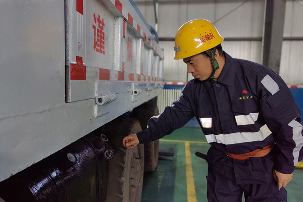 技術能手排查車輛隱患_副本.jpg