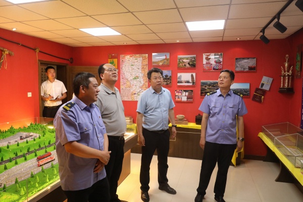 參觀文化展廳.jpg