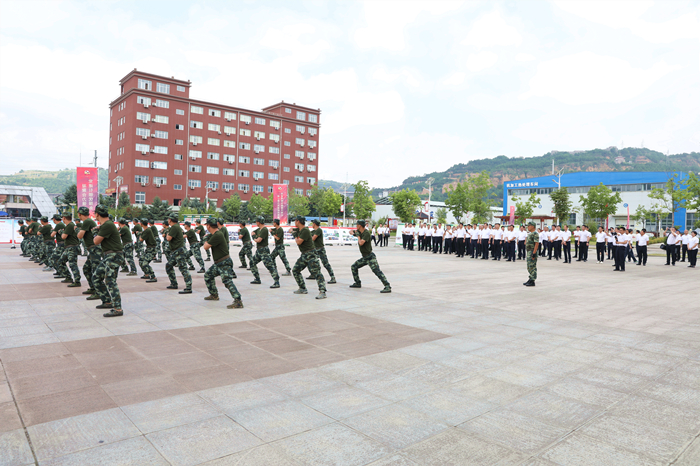 4——生產(chǎn)服務(wù)中心職工準(zhǔn)軍事化訓(xùn)練_副本.jpg