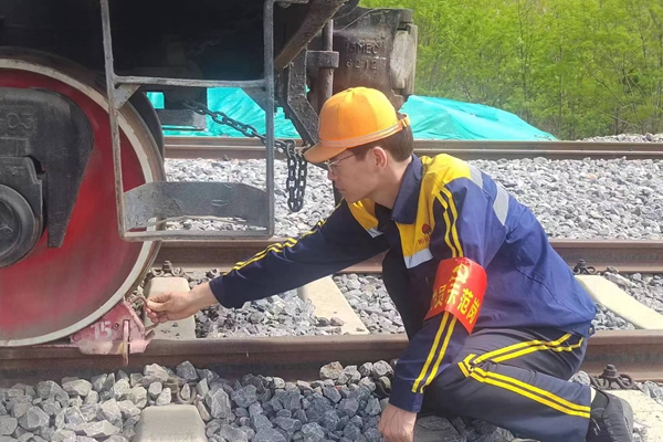 黨員示范崗（對車輛防溜措施進(jìn)行檢查）_副本.jpg