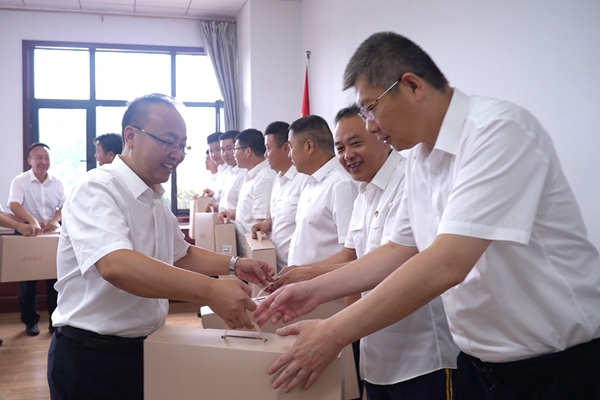 發放紀念品_副本.jpg