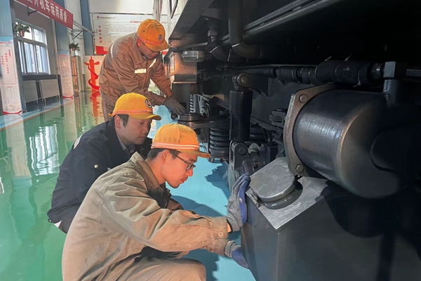 內(nèi)燃機(jī)車(chē)檢修_副本.jpg
