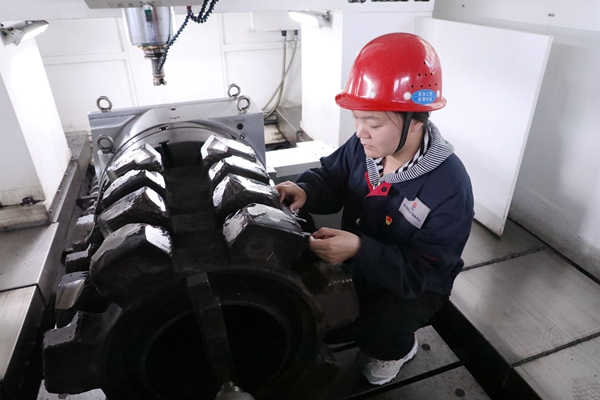 黨員刮板機鏈輪尺寸加工中把控加工質量_副本.jpg