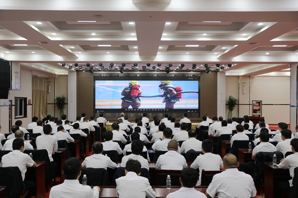 第一段：安全警示教育會(huì)觀看《一絲一毫 不能放松》宣傳片_副本.jpg