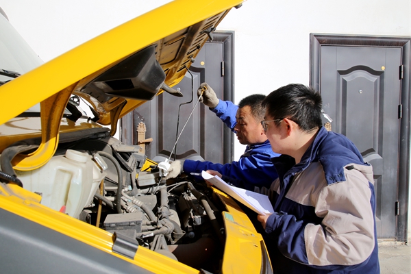 電力搶修車機油檢查_副本.jpg