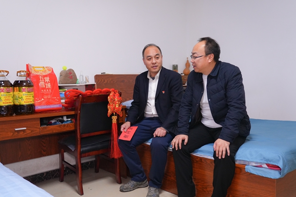 分公司黨總支書記溫海旺慰問困難黨員_副本.jpg