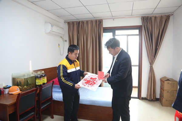 分公司總經理周宏利慰問困難職工_副本.jpg