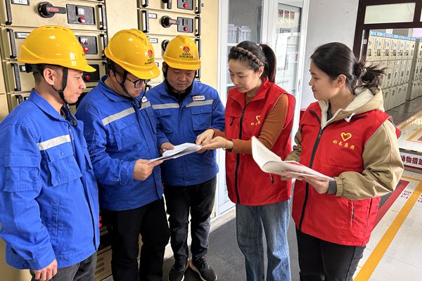 1740638497670301.jpg 女職工擔任安全協(xié)管員_副本.jpg
