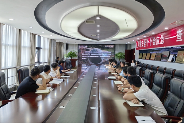 3.觀看安全警示教育片_副本.jpg