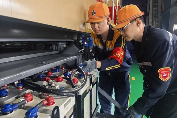 1759718478109130.jpg 堅(jiān)守機(jī)車檢修崗位2_副本.jpg