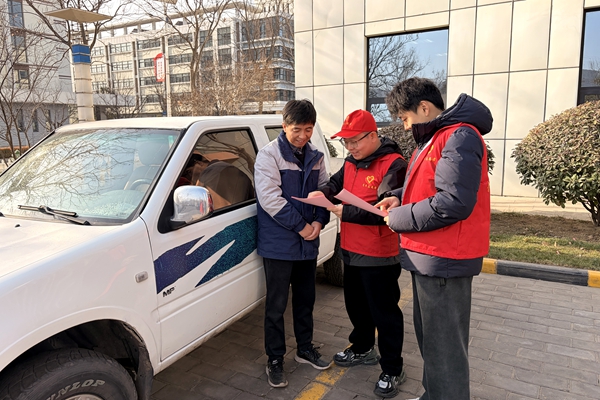 1.為駕駛員發(fā)放交通安全宣傳資料_副本.jpg
