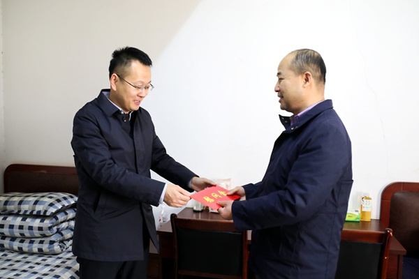 魏書(shū)記小莊礦慰問(wèn)_副本.jpg