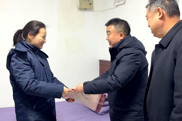 2.萬(wàn)總慰問(wèn)困難黨員_副本.jpg