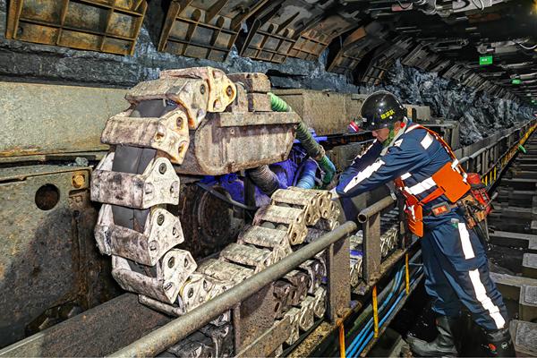 綜采隊職工正在對采煤機進行檢修，通過預防性維護杜絕設備“帶病運行”_副本.jpg