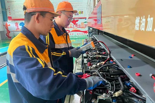 機(jī)車檢查確保運(yùn)行正常_副本.jpg