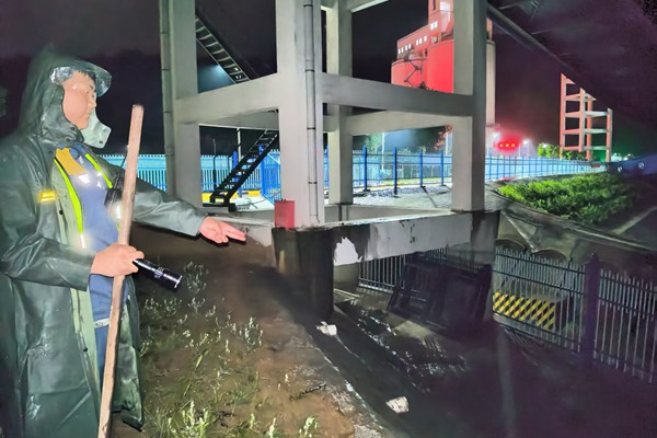 雨中巡查_副本.jpg
